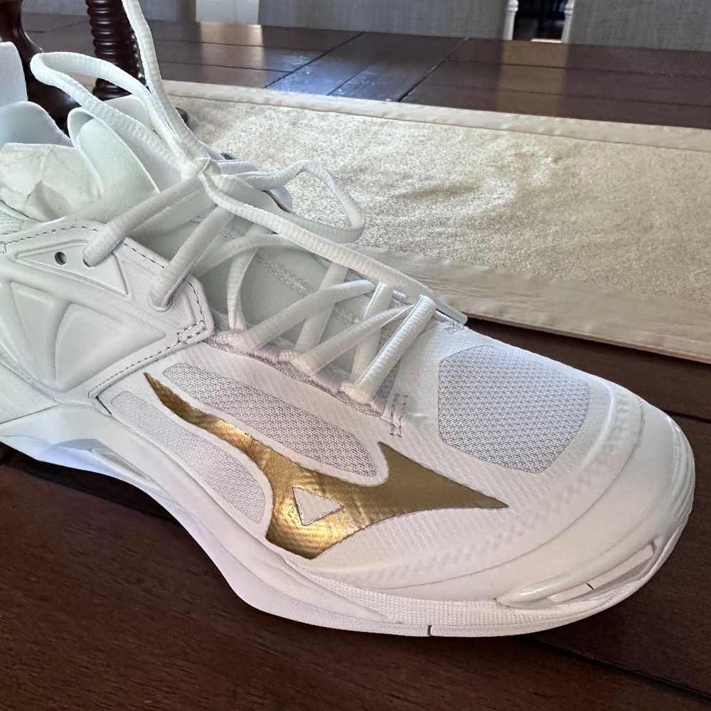 Brand new Mizuno Unisex Wave Momentum 2 - Volleyball Shoe (Size 7.5)